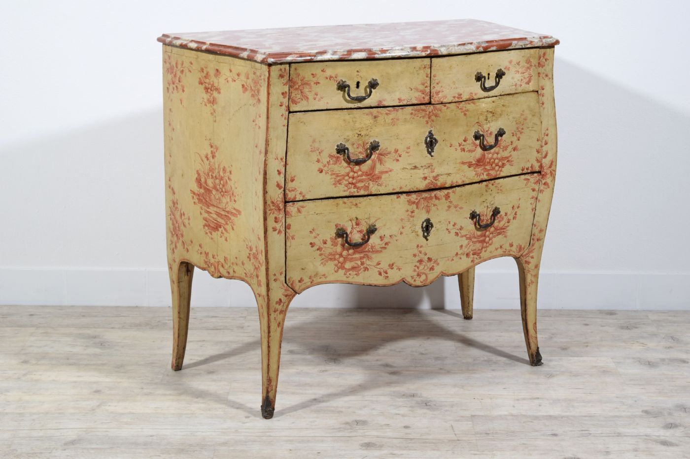 Commode en bois laqué polychrome avec décorations de nature morte, Gênes, XVIIIe siècle